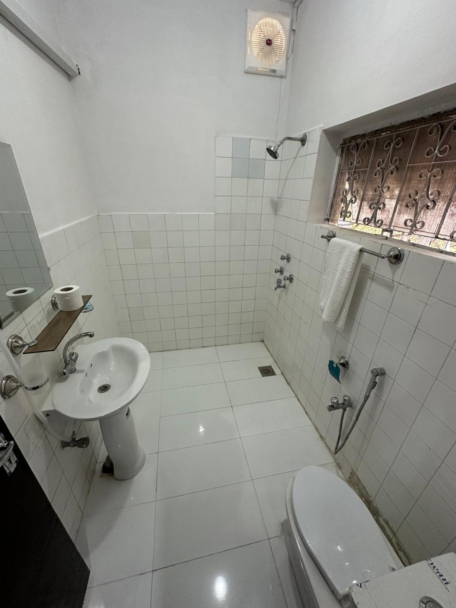 Decent Lodge Guest House イスラマバード エクステリア 写真